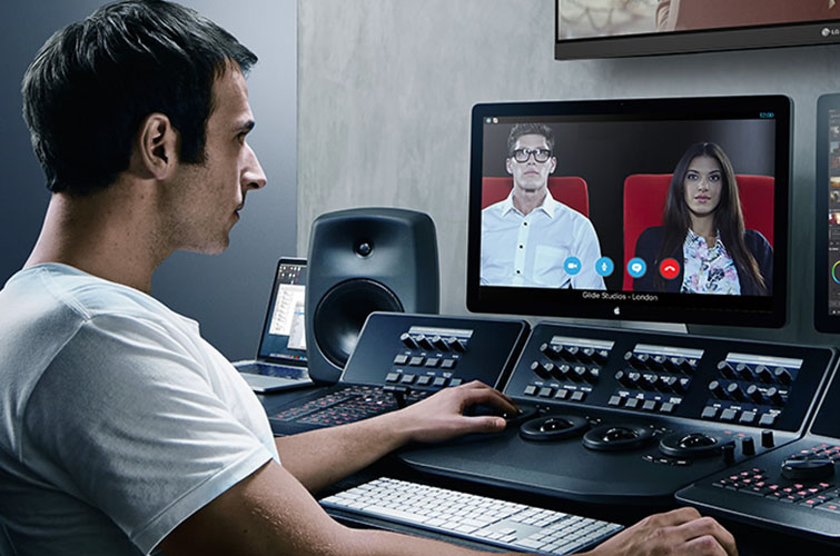 Компьютер видеомонтаж. Монт жер. Видеомонтаж. Профессия видеомонтажер. Видеомонтаж.