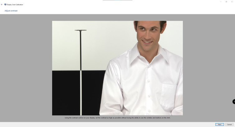 человек проверяет настройки монитора перед игрой